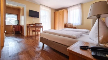 Zimmer mit Telefon und TV