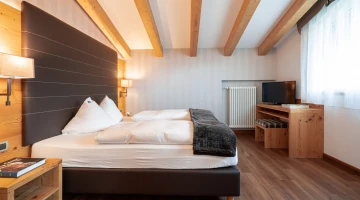 Zimmer mit Sky-TV und freiliegenden Balken