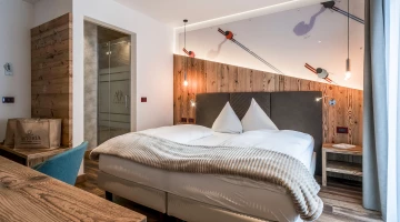 Zimmer mit Holzwand