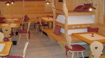 Gemeinschaftsraum mit Bar und Tischen