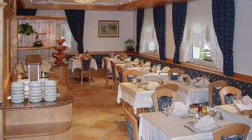 Restaurantraum mit gedeckten Tischen