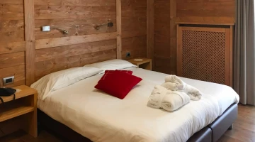 Doppelbett im Zimmer