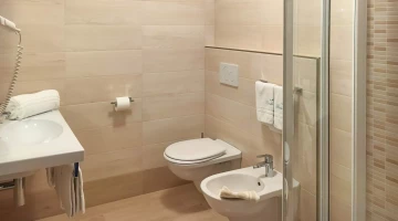 Badezimmer mit Duschkabine und Haartrockner