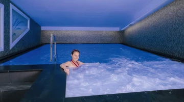 Schwimmbad mit Hydromassage