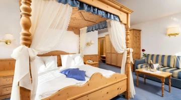 Junior Suite with canopy and sofa