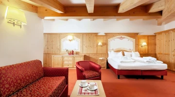 Double bed and living room in Junior Suite