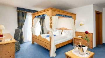 Canopy bed in Junior Suite