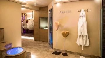 Spa corridor with foot tub