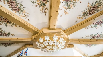 Détail du plafond du hall