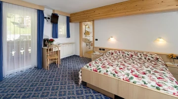 Chambre double avec balcon et salle de bain
