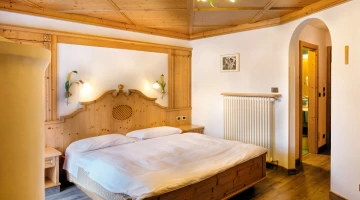 Zimmer mit Holzmöbeln