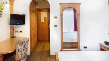 Schreibtisch und Fernseher im Zimmer