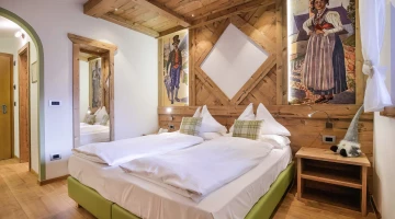 Doppelzimmer mit Holzmöbeln