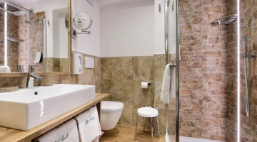 Badezimmer mit Duschkabine