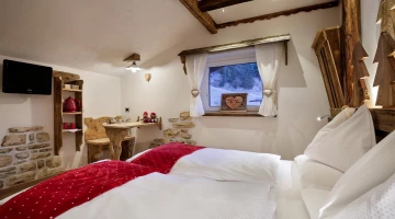 Zweibettzimmer mit TV und Schreibtisch
