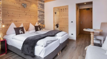 Doppelzimmer mit moderner Einrichtung