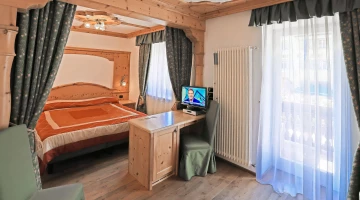 Balcon et TV satellite dans la suite junior
