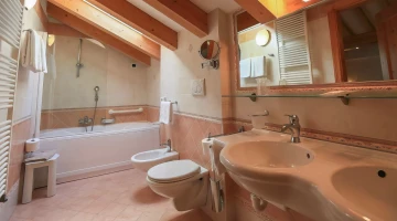 Salle de bain mansardée avec baignoire