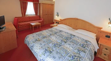 Chambre double avec TV satellite et canapé