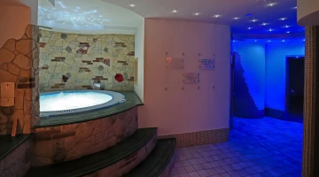 Espace bien-être avec baignoire d&#39;hydromassage