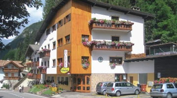 Hotel exterior with parking
