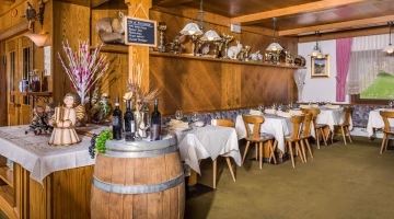 Tavoli apparecchiati al ristorante