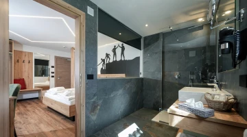 Bagno a vista con box doccia in camera
