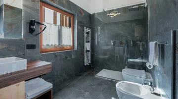 Bagno con ampio box doccia e phon