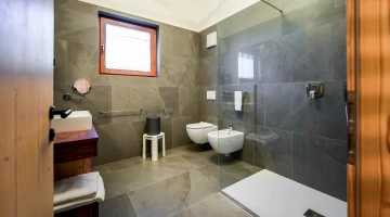 Bagno di una Junior Suite con set asciugamani