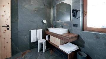 Bagno con phon e specchio ingranditore