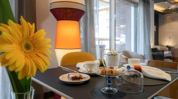 Tavolo allestito per la colazione