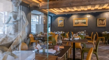 Dettaglio statua in sala ristorante