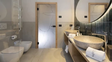 Bagno con doppio lavabo in Junior Suite