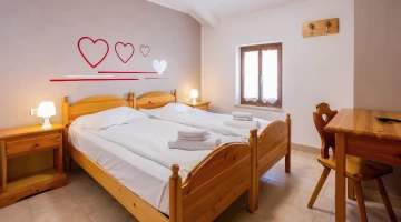 Double bedroom with desk