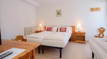 Double bed in triple room