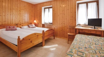 Triple room with windows