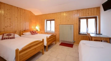 Triple room with windows and TV