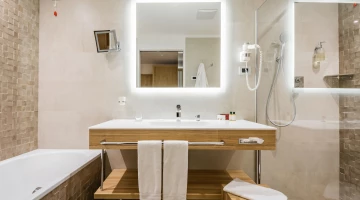 Bagno privato con vasca e phon a parete