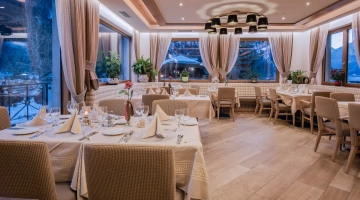 Sala ristorante allestita per i pasti