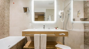 Bagno privato con vasca e phon a parete