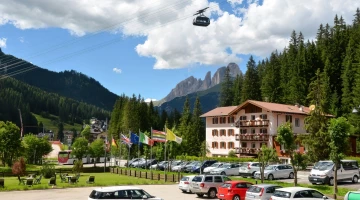 Hotelfassade und Parkplatz