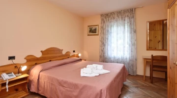 Schlafzimmer mit Doppelbett