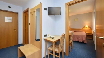 Zimmer mit Verbindungstür