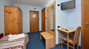 Einzelzimmer mit TV und Schreibtisch