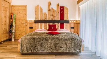Suite in Swiss pine wood