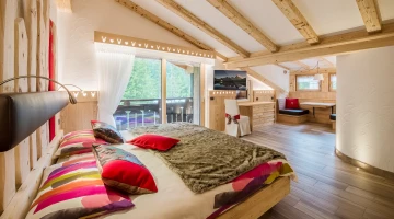 Suite with balcony and sitting area