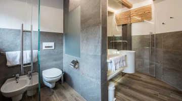 Private bathroom with shower box