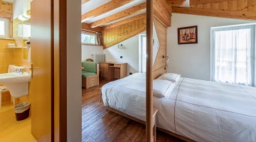 Double room with private bathroom