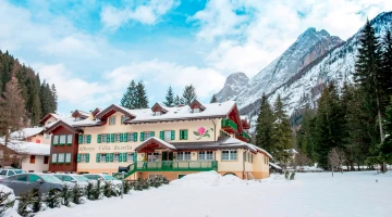 Hôtel en hiver sur un paysage enneigé