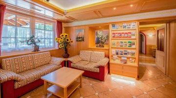 Espace commun avec canapé et fauteuils